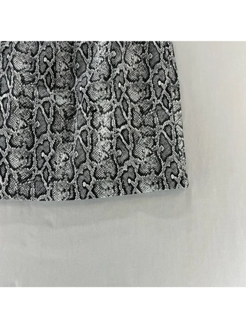 J.ING Faux Leather Snake Print Mini Skirt Size M Lined Zip Fly Pocket Gray Black